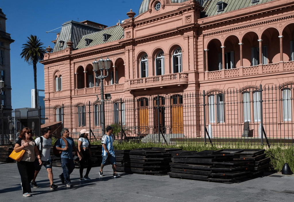El gobierno oficializó aumentos para estatales y un pago extra de $80.000 en diciembre