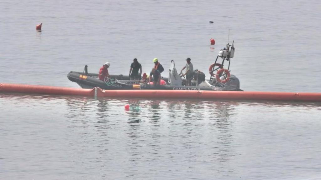 España refuerza la frontera en Ceuta con una barrera marítima ante la crisis&nbsp;migratoria