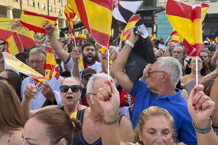 Miles de personas se movilizaron en Ceuta ante la crisis&nbsp;migratoria